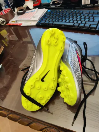 Botas de fútbol Nike plateadas y rosas