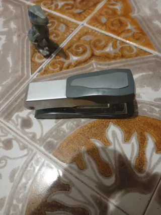 Grapadora plateada y gris