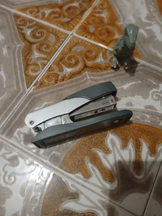 Grapadora plateada y gris