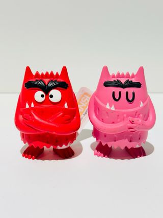 Figuras de monstruos rojos y rosas