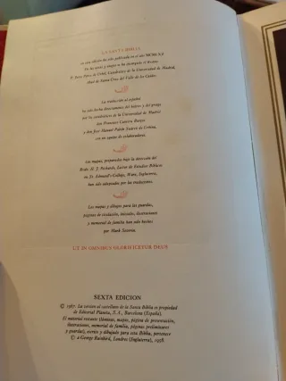 Biblia antigua con atril madera