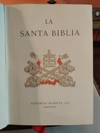 Biblia antigua con atril madera