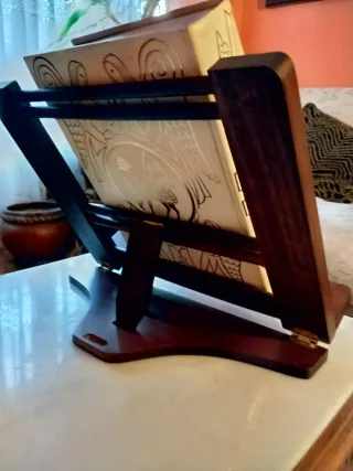 Biblia antigua con atril madera