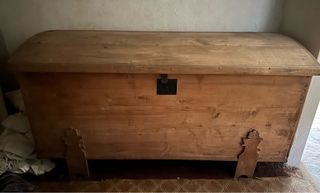 Arca antiga de madeira de choupo