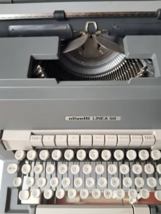 Máquina de escribir Olivetti Línea 98