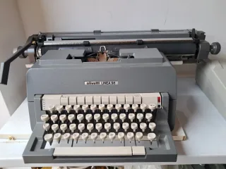 Máquina de escribir Olivetti Línea 98