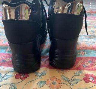 Zapatillas negras con detalles dorados