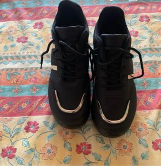 Zapatillas negras con detalles dorados