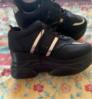 Zapatillas negras con detalles dorados