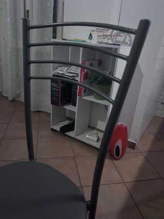 Tavolo con sedie.