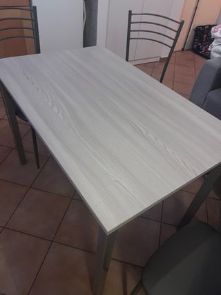 Tavolo con sedie.
