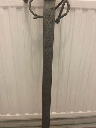 Espada decorativa metálica