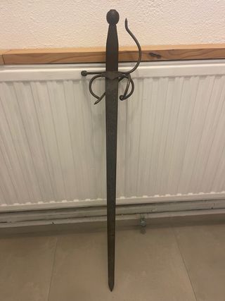 Espada decorativa metálica