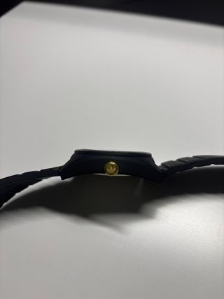 Reloj Adidas Negro con detalles en dorado.