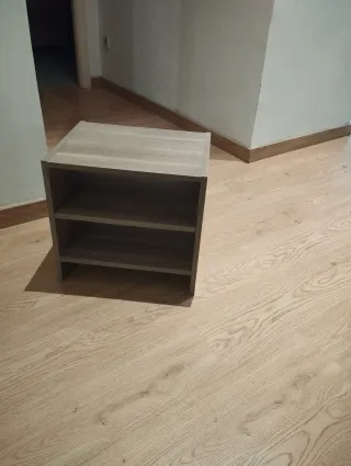 Mesita de noche de madera