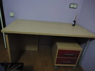Escritorio con cajonera