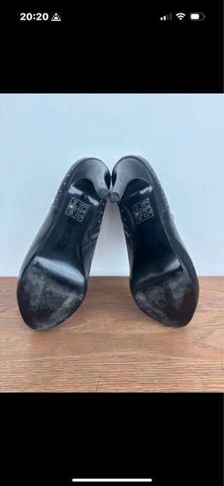 Botines negros con tachuelas