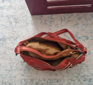 Bolso piel naranja con pedrería