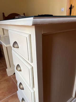 Escritorio blanco con cajones