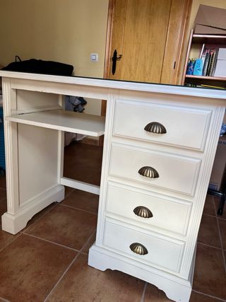 Escritorio blanco con cajones