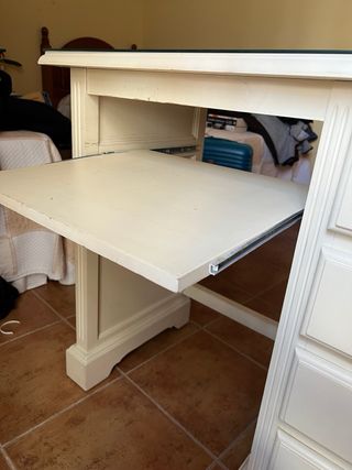 Escritorio blanco con cajones