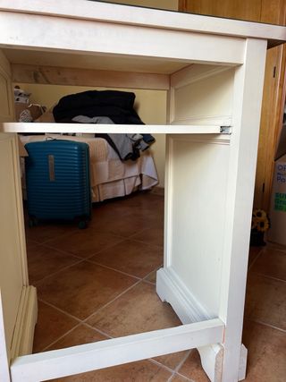 Escritorio blanco con cajones