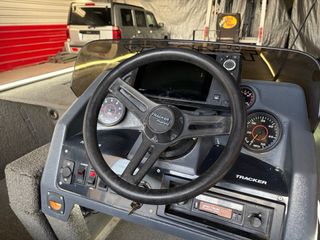 Bassboat Tracker TX 17