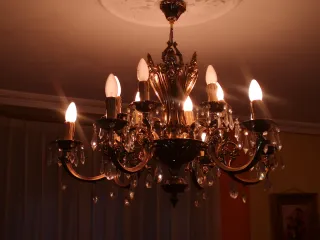 2 Lámparas de salón doradas bronce y cristales