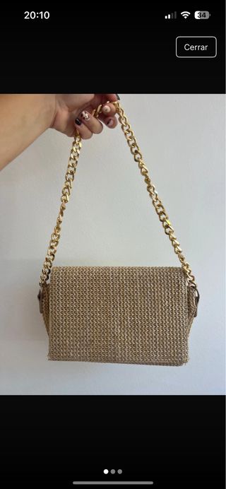 Bolso de hombro tejido con cadena dorada