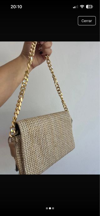 Bolso de hombro tejido con cadena dorada