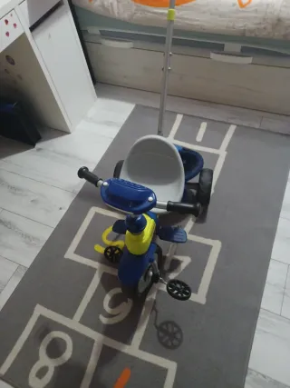Triciclo infantil azul y amarillo