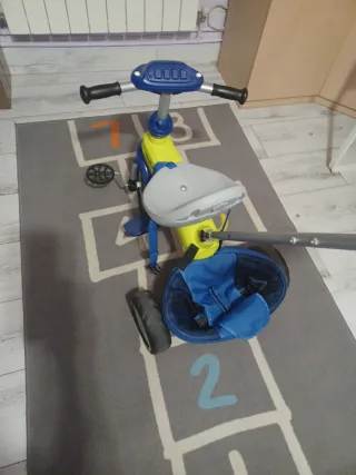 Triciclo infantil azul y amarillo