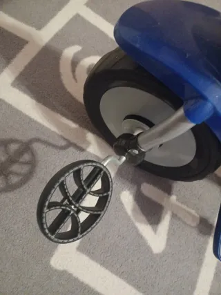 Triciclo infantil azul y amarillo