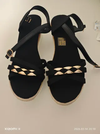 Sandalias cuña negras y doradas