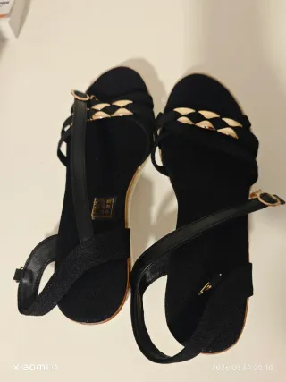 Sandalias cuña negras y doradas