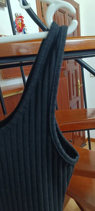 Camiseta negra acanalada con volante