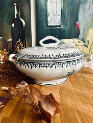 Sopera de loza francesa azul y blanca