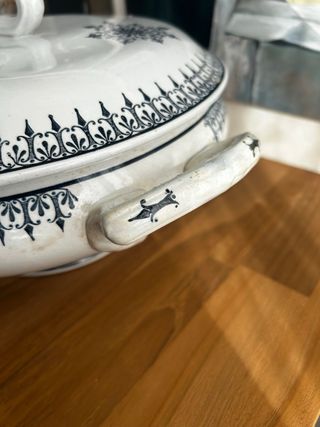 Sopera de loza francesa azul y blanca