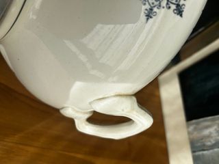 Sopera de loza francesa azul y blanca