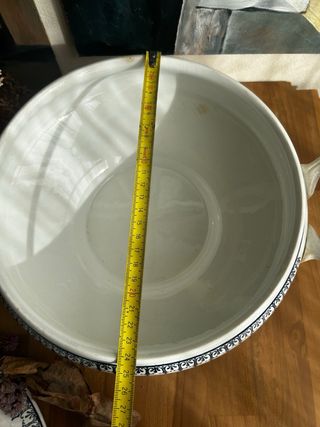 Sopera de loza francesa azul y blanca