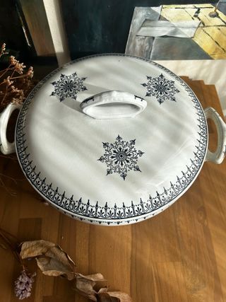 Sopera de loza francesa azul y blanca