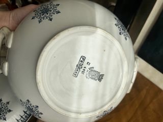 Sopera de loza francesa azul y blanca