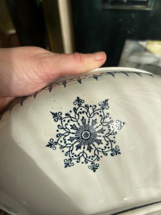 Sopera de loza francesa azul y blanca