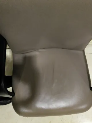 Silla de piel y metal