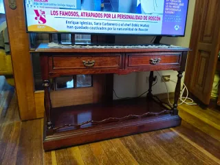 Mesa de televisión de madera oscura