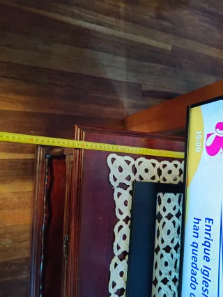 Mesa de televisión de madera oscura