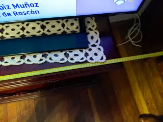 Mesa de televisión de madera oscura