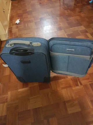 Maleta de viaje azul y negra