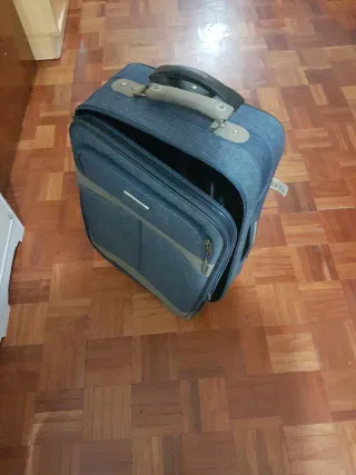 Maleta de viaje azul y negra