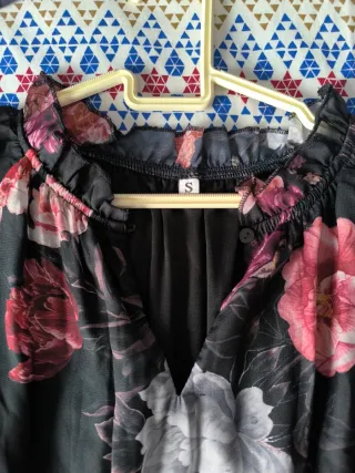 Vestido negro con estampado floral mangas de gasa